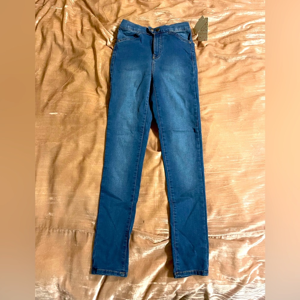 Free people- high rise stretch skinny jeans. Size 25. Brand new. Tags on.